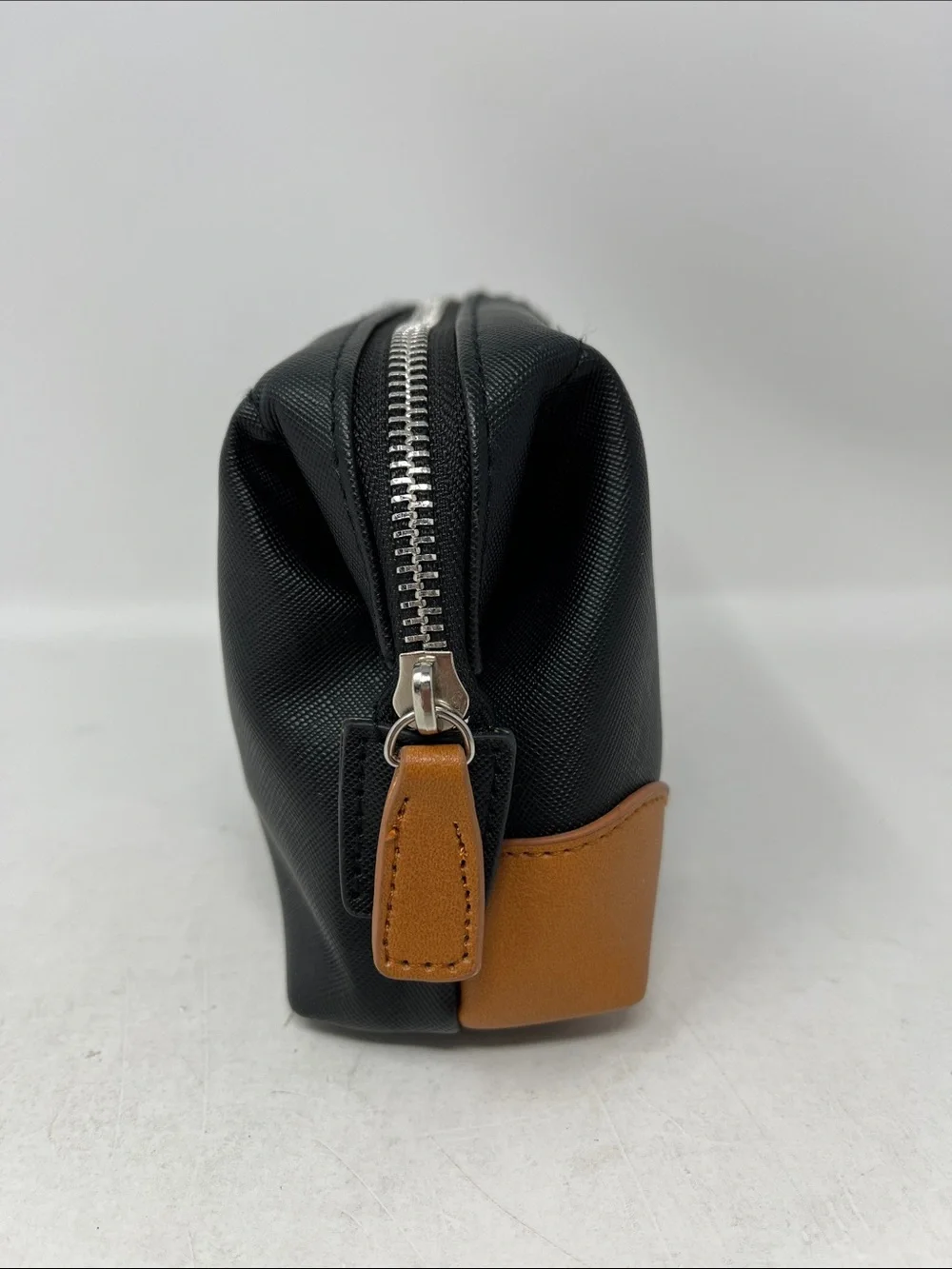 BRIC’S TRAVEL TOILETRY ZIPPER BAG QATAR AIRLINES BLACK AND TAN
